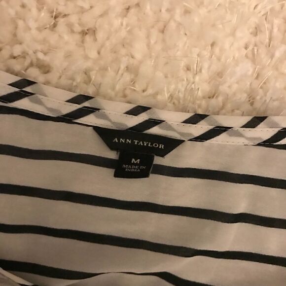 🎈Lightweight Ann Taylor Blouse M🎈🎈🎈🎈Clearance!2/$15-3/$25 - Picture 3 of 3